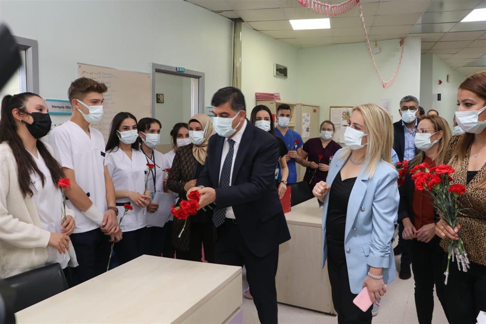 Şehitkamil Belediye Başkanımız Sayın M.Rıdvan Fadıloğlu,2-8 Kasım lösemili çocuklar haftası münasebetiyle hastanemizde tedavi gören hastalarımızı ziyaret ederek çeşitli hediyeler takdim etti.
